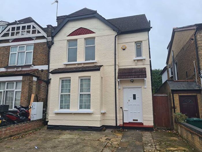 3 Bedroom Semi-Detached House To Rent In Lichfield Grove, Finchley, London, N3