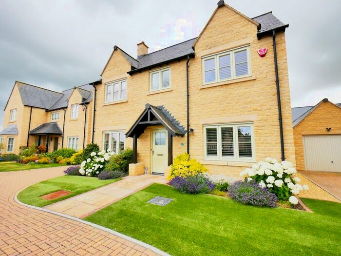 4 Bedroom Detached House To Rent In Old Railway Close Lechlade, GL7