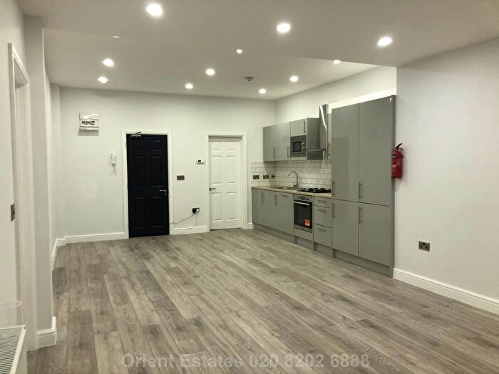 2 Bedroom Flat To Rent In Rodborough Road, Golders Green, NW11