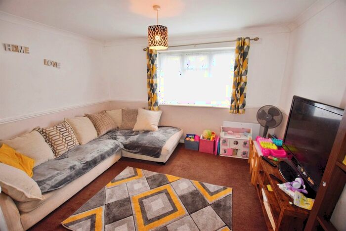 2 Bedroom Flat For Sale In Seaview Avenue, Vange, Basildon, SS16