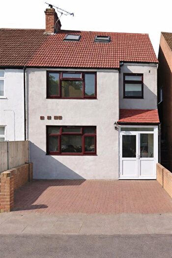 Studio To Rent In Middle Road, London, SW16