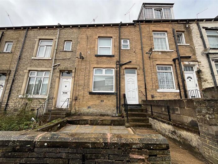 3 Bedroom Terraced House For Sale In Harlow Road, Bradford, BD7
