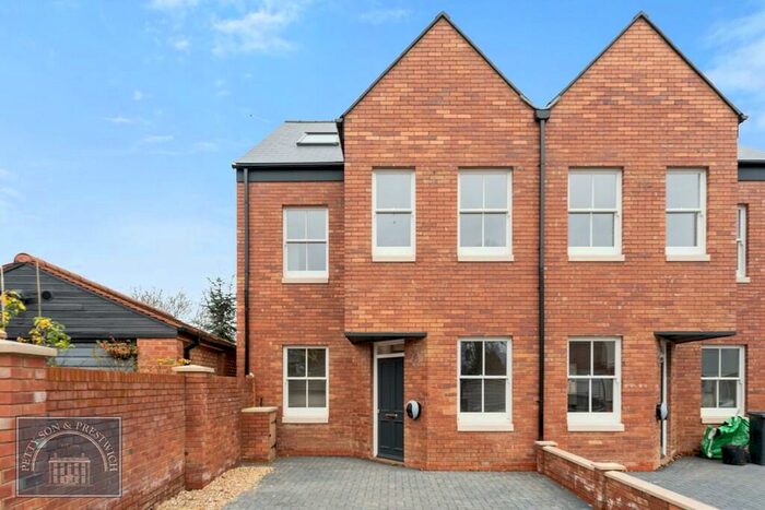 4 Bedroom Semi-Detached House To Rent In Harpenden Road, Aldersbrook, E12