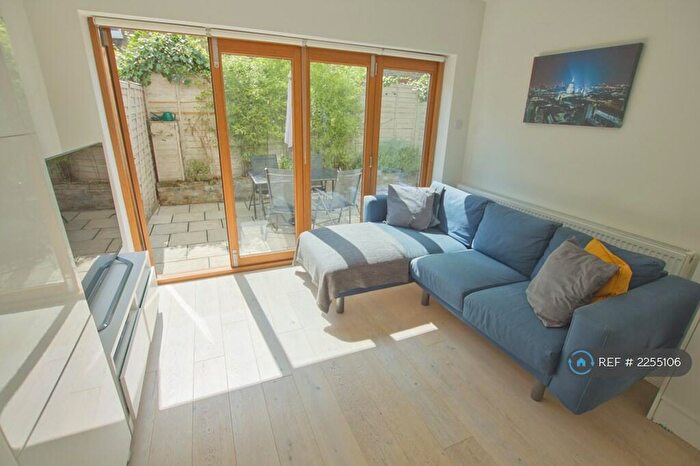 2 Bedroom Flat To Rent In Hazelbourne Road, London, SW12