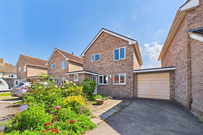 3 Bedroom Link Detached House For Sale In Tucked Away Close To Clevedon Seafront, BS21