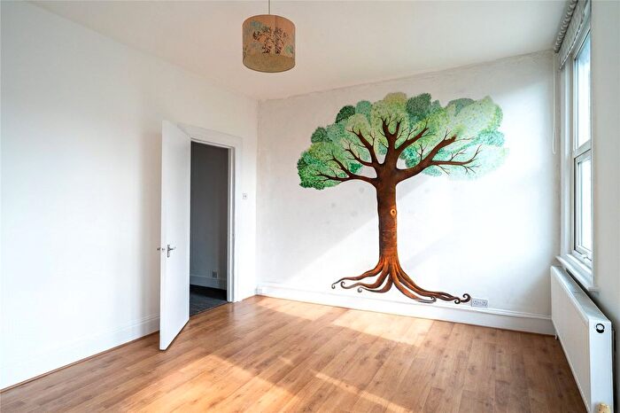 2 Bedroom Flat For Sale In Elm Park, London, SW2