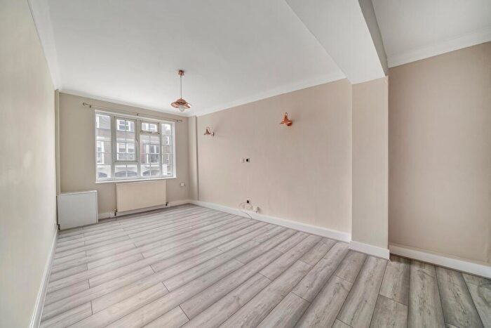 2 Bedroom Flat To Rent In High Street, Cheam, SM3