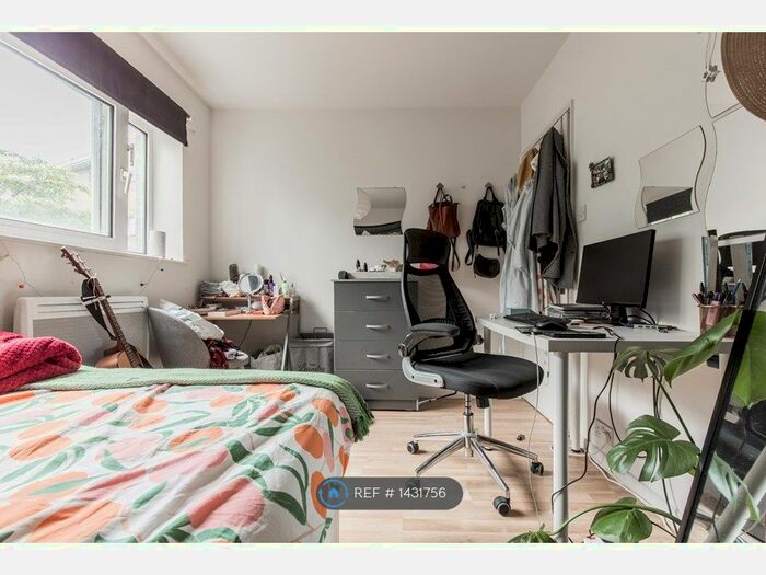 5 Bedroom Flat To Rent In Brooks Court, London, SW4