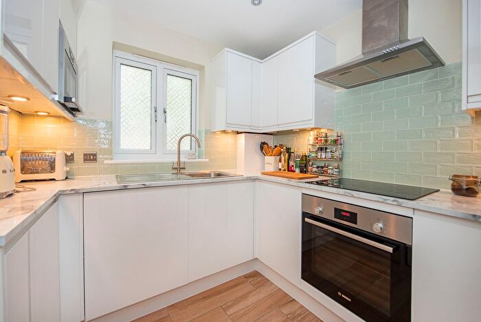 1 Bedroom Flat For Sale In Kingsworthy Close, Kingston Upon Thames, KT1