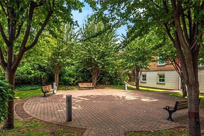 1 Bedroom Flat To Rent In Solomons Court, High Road, Finchley, London, N12