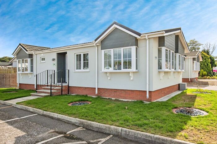 2 Bedroom Mobile/park Home For Sale In Geneva Avenue, Martlesham Heath, Ipswich, IP5