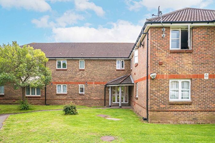 2 Bedroom Flat To Rent In Stirling Grove, Hounslow, TW3