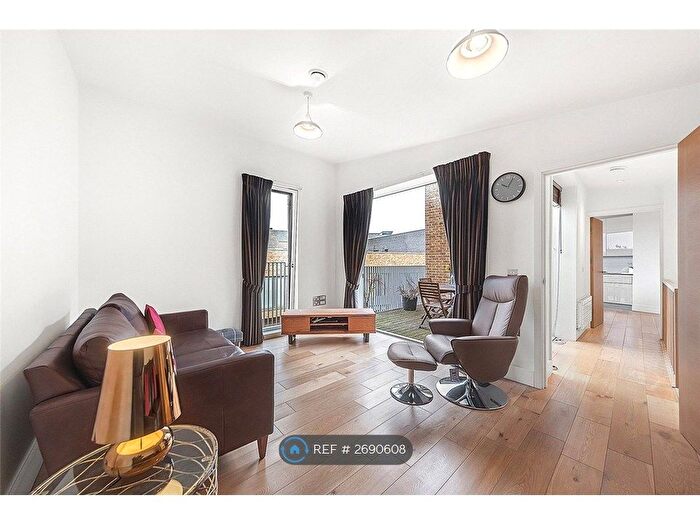 2 Bedroom Flat To Rent In Narrowboat Avenue, Brentford, TW8