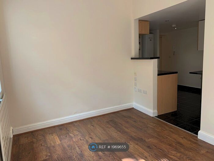 1 Bedroom Flat To Rent In Bank Chambers, London, N8