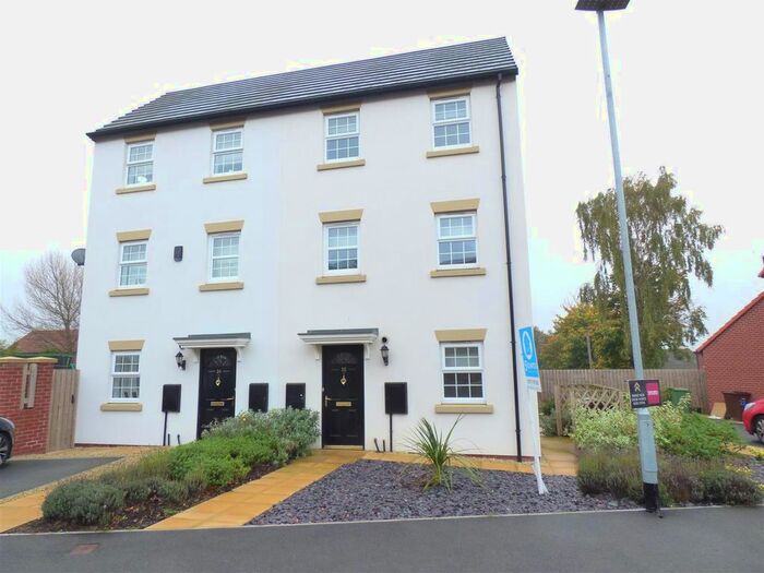2 Bedroom Town House To Rent In Turnberry Avenue, Ackworth, Pontefract, WF7