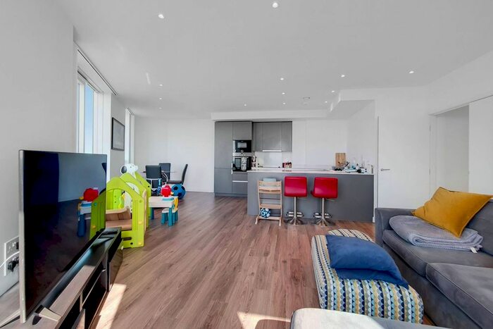 3 Bedroom Flat For Sale In Pinnacle Apartments, Central Croydon, Croydon, CR0