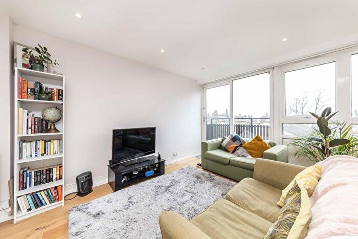 3 Bedroom Flat To Rent In Montrell Road, London, SW2
