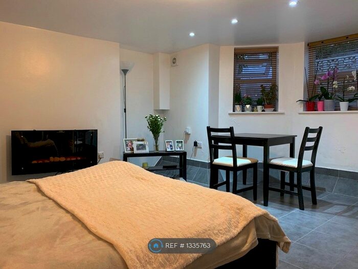 Studio To Rent In Knightland Road, London, E5