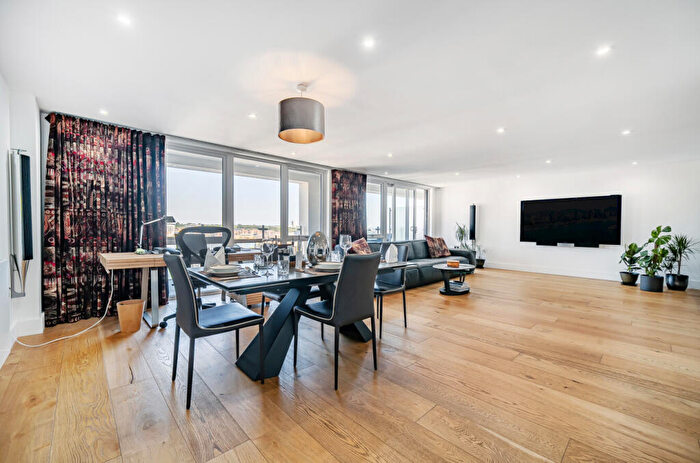 2 Bedroom Apartment For Sale In Maritime Walk, Ocean Village, Southampton, SO14