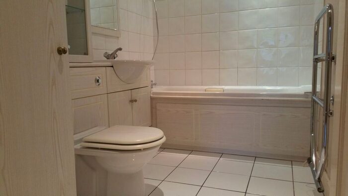 2 Bedroom Flat To Rent In Hornchurch Road, Essex, RM11