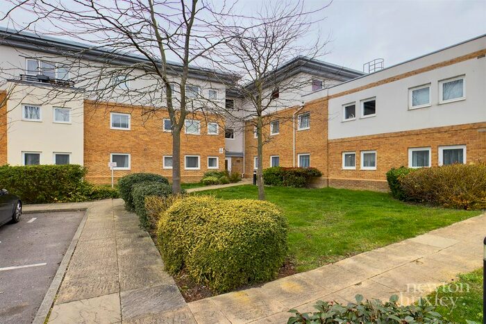 2 Bedroom Flat To Rent In Pool Close, West Molesey, KT8