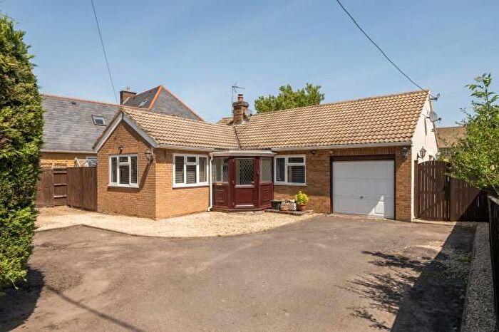 2 Bedroom Bungalow For Sale In Abingdon Road, Standlake, Witney, OX29
