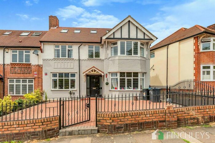 5 Bedroom Semi-Detached House To Rent In Wilmer Way, Southgate, N14