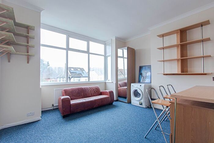 3 Bedroom Flat To Rent In Sunny Gardens Road, London, NW4