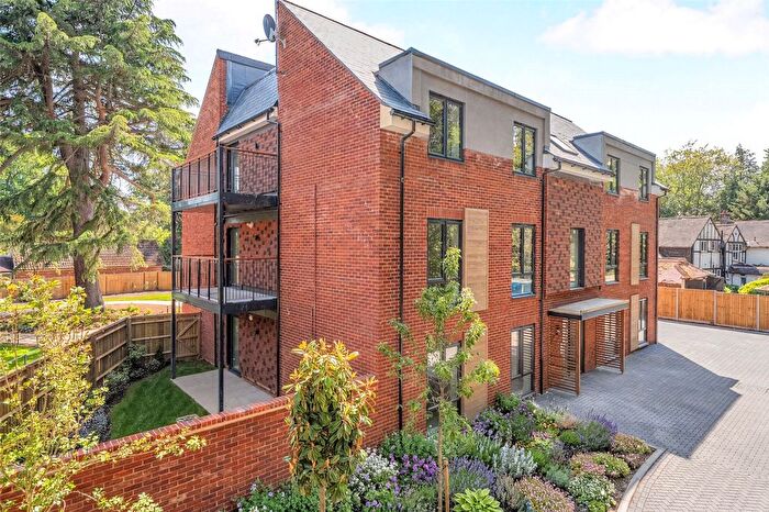 2 Bedroom Flat For Sale In Horsell, Surrey, GU21