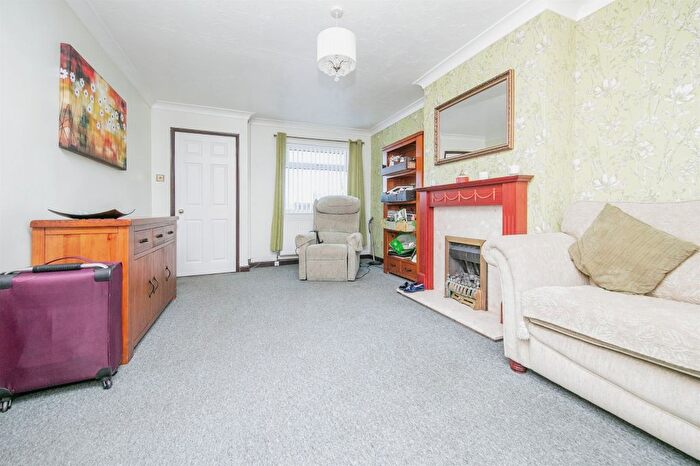 3 Bedroom End Of Terrace House For Sale In Hawthorn Avenue, Colchester, CO4