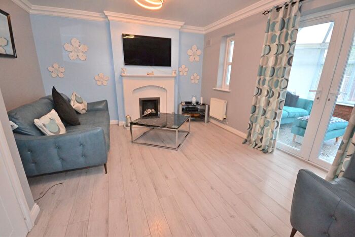 4 Bedroom Semi-Detached House For Sale In Thamesbrook, Hull, HU7