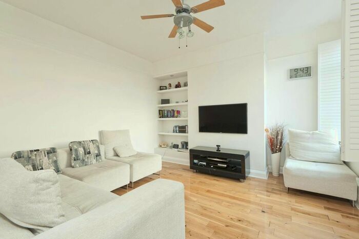 2 Bedroom Flat To Rent In Green Lane, Northwood, HA6