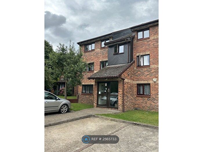 2 Bedroom Flat To Rent In Tudor Close, Hatfield, AL10