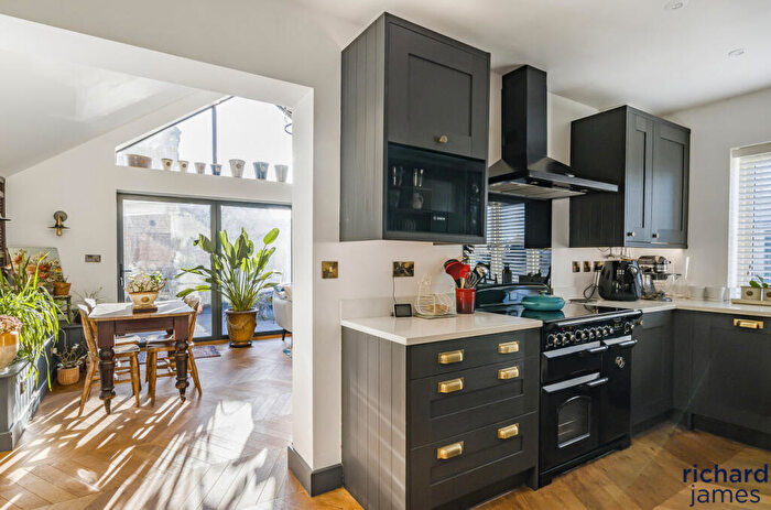 4 Bedroom Link Detached House For Sale In Lambe Close, Fairford, GL7