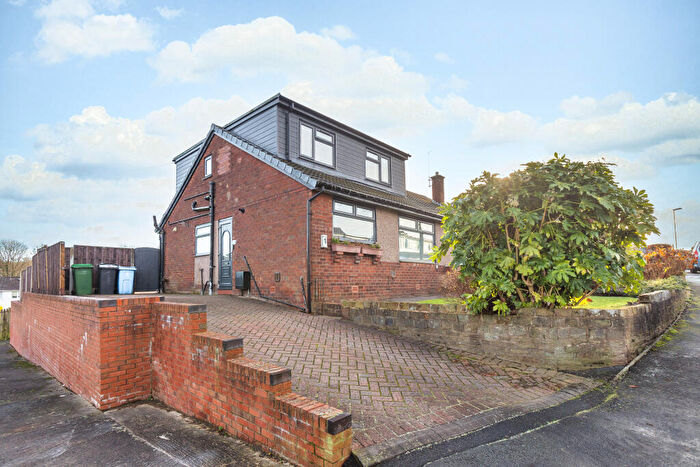 4 Bedroom Semi-Detached Bungalow For Sale In Liskeard Avenue, Oldham, OL2