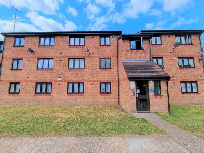 1 Bedroom Flat To Rent In Steeple Close, Rochford, SS4