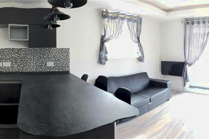 2 Bedroom Flat To Rent In The Parade, Roath, Cardiff, CF24