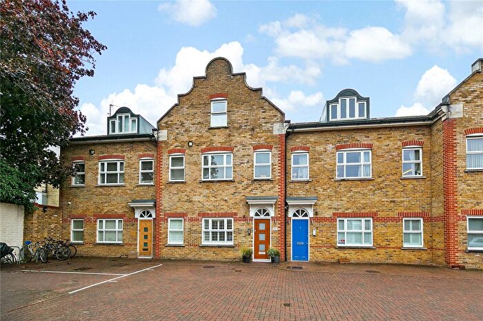 2 Bedroom Flat For Sale In High Street, Hampton Hill, TW12