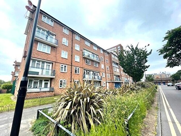 3 Bedroom Maisonette To Rent In Paragon Road, London, Greater London, E9