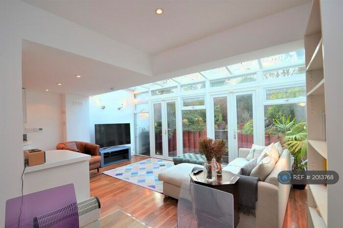 2 Bedroom Flat To Rent In Fenwick Road, London, SE15