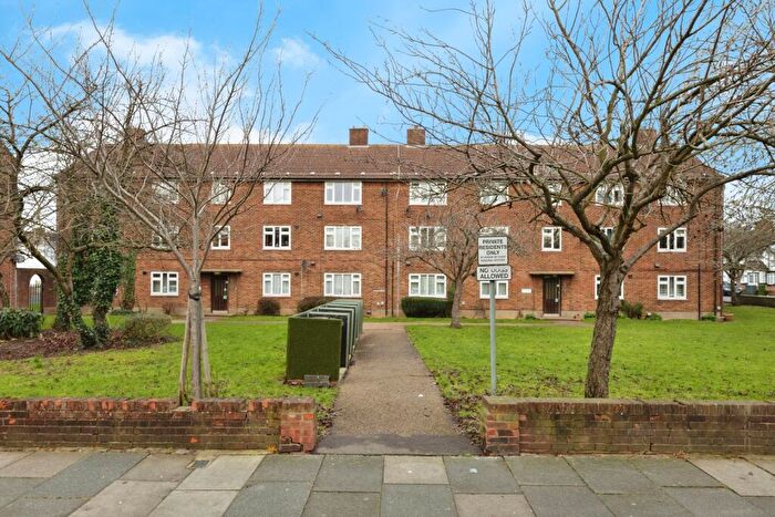 1 Bedroom Flat For Sale In Claybury Broadway, Ilford, IG5