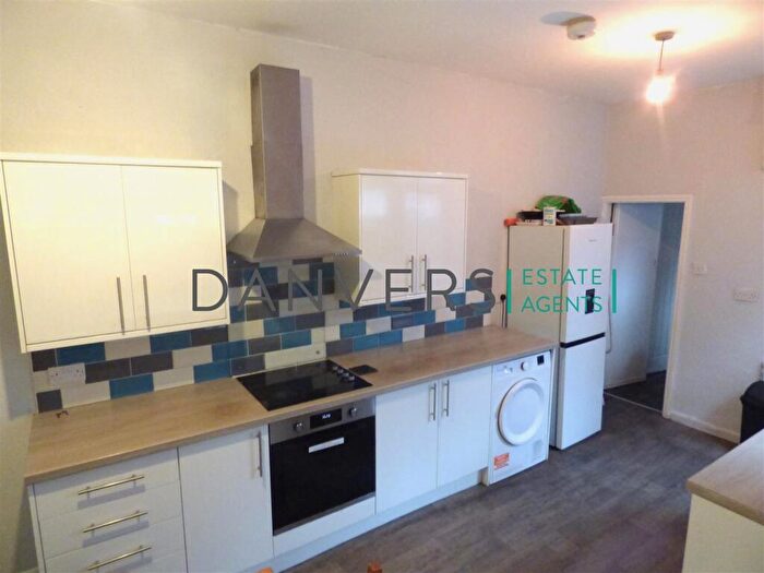 4 Bedroom End Of Terrace House To Rent In Fosse Road South, Leicester, LE3