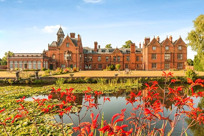 3 Bedroom Flat For Sale In Vale Royal Drive, Northwich, Cheshire, CW8