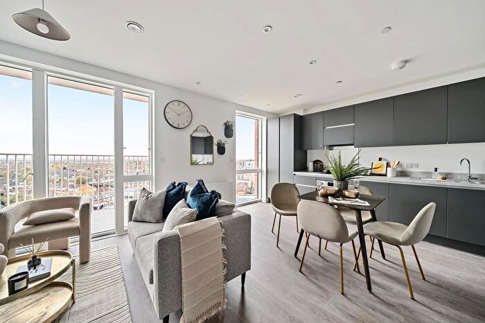 2 Bedroom Flat To Rent In New Road Triangle, Feltham, TW14