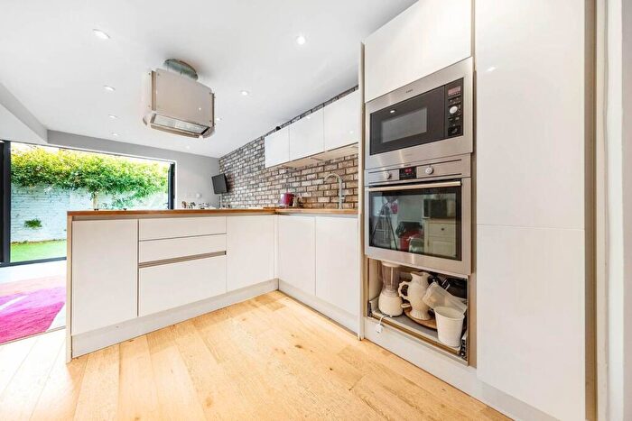 2 Bedroom Flat To Rent In Warriner Gardens, Battersea Park, London, SW11