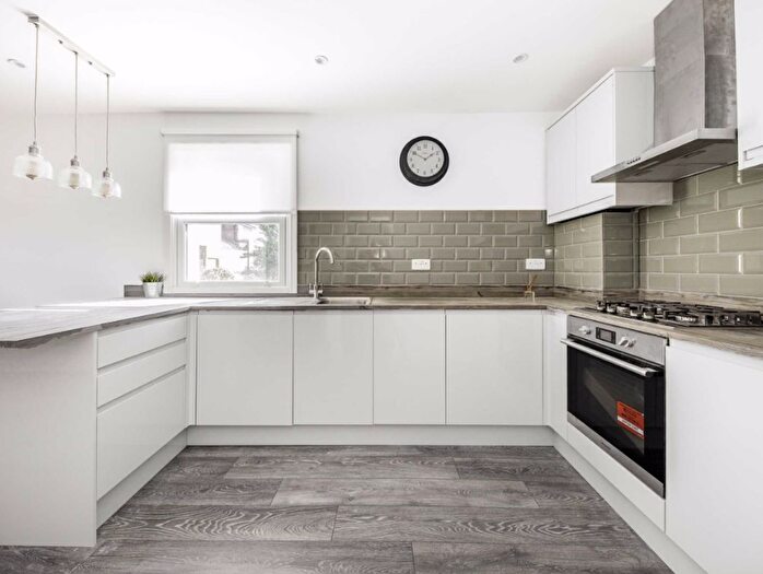 2 Bedroom Flat To Rent In Bickley Street, Tooting Broadway, SW17