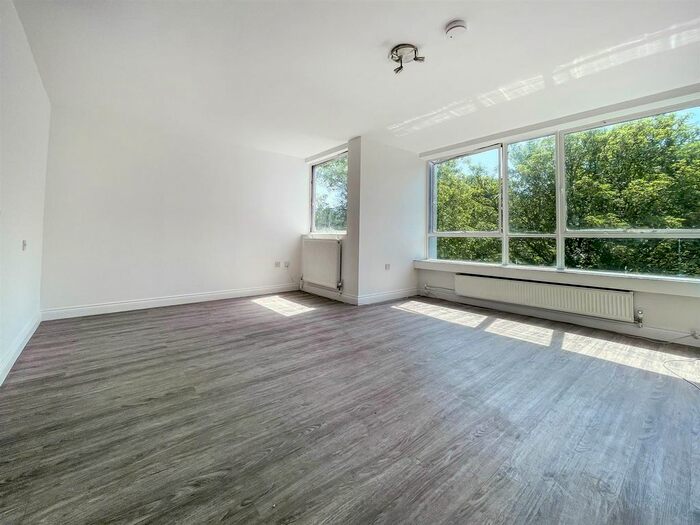 Studio To Rent In Avenue Road, London, N6