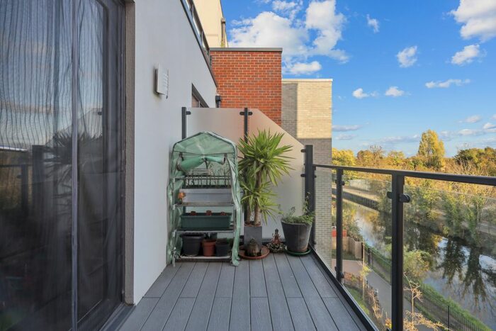 2 Bedroom Flat For Sale In Carter Court, Gilding Way, Southall, UB2