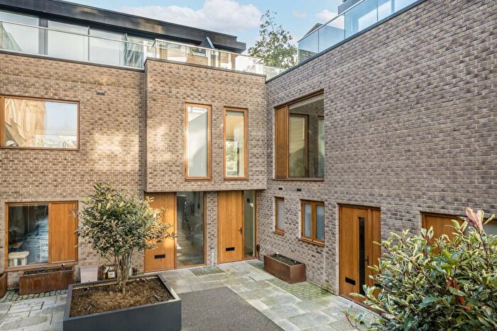 3 Bedroom Property To Rent In Spire Mews, London, N4