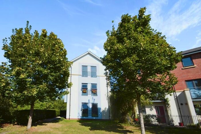 2 Bedroom Flat To Rent In Guillemot Road, Portishead, Bristol, BS20
